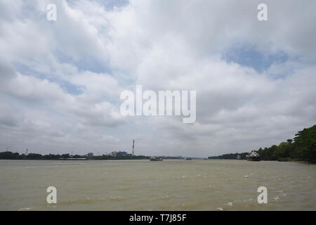 Jardin botanique de Howrah, ghat, Ville de l'Inde. 4 mai, 2019. La rivière Hooghly à marée haute le jour après le cyclone Fani peut avoir été frappé de Calcutta. Banque D'Images