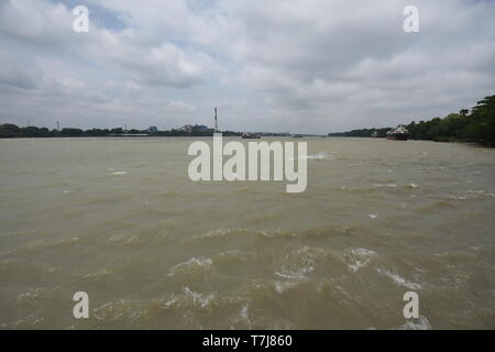 Jardin botanique de Howrah, ghat, Ville de l'Inde. 4 mai, 2019. La rivière Hooghly à marée haute le jour après le cyclone Fani peut avoir été frappé de Calcutta. Banque D'Images