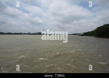 Jardin botanique de Howrah, ghat, Ville de l'Inde. 4 mai, 2019. La rivière Hooghly à marée haute le jour après le cyclone Fani peut avoir été frappé de Calcutta. Banque D'Images