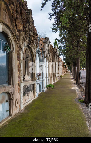 Vue en perspective du sentier de sépultures sur le cimetière de Montjuic en image, Barcelone, Catalogne, Espagne Banque D'Images