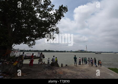 Jardin botanique de Howrah, ghat, Ville de l'Inde. 4 mai, 2019. L'observation des gens de la marée haute de la rivière Hooghly le jour après le cyclone Fani peut avoir Banque D'Images