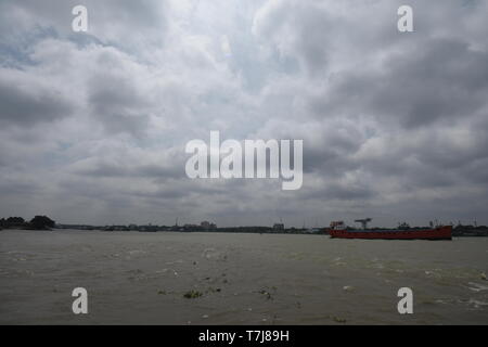 Jardin botanique de Howrah, ghat, Ville de l'Inde. 4 mai, 2019. La rivière Hooghly à marée haute le jour après le cyclone Fani peut avoir été frappé de Calcutta. Banque D'Images