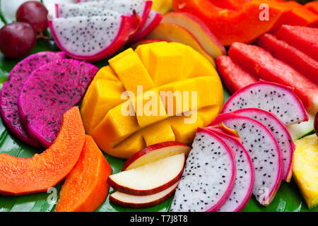 Assortiment de fruits tropicaux sur vert feuille de palmier. Close up. Banque D'Images