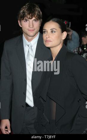 ASHTON KUTCHER ET DEMI MOORE 04-18-2005 projection spéciale de "UN PEU COMME L'AMOUR' Photo de John Barrett/PHOTOlink.net Banque D'Images