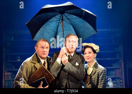 De gauche à droite : Hugh Bonneville comme C.S. Lewis, Andrew Havill comme Warnie Liz White, que Joy Gresham dans Shadowlands par William Nicholson, Chichester Theatre. Banque D'Images