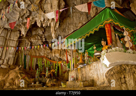 Sanctuaire bouddhiste dans la grotte de Tham Pha Inh, Thakhek, Khammouane, Laos Banque D'Images