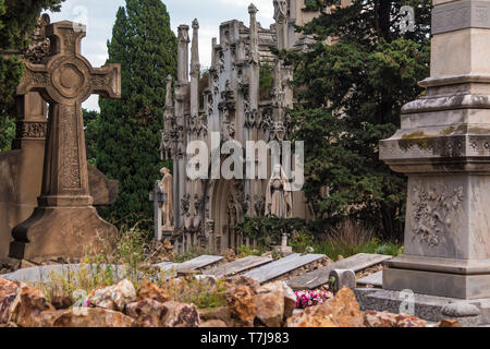 La crypte ornée de luxe, tombes et croix sur le cimetière de Montjuic en image, Barcelone, Catalogne, Espagne Banque D'Images