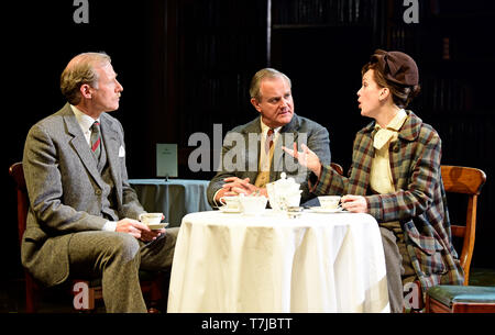 De gauche à droite : Andrew Havill comme Warnie, Hugh Bonneville comme C.S. Lewis & Liz White comme Joy Gresham dans Shadowlands par William Nicholson à Chichester Fes Banque D'Images