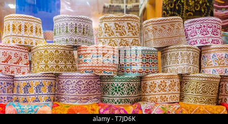 Les capuchons colorés sur l'écran de détail omanais pendant le Ramadan. Banque D'Images