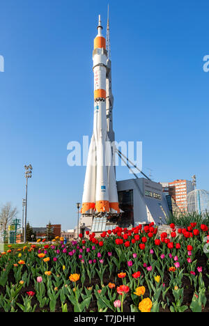 Samara, Russie - Mai 4, 2019 : Véritable satellite de type Soyouz comme monument et du centre de l'exploration spatiale Banque D'Images