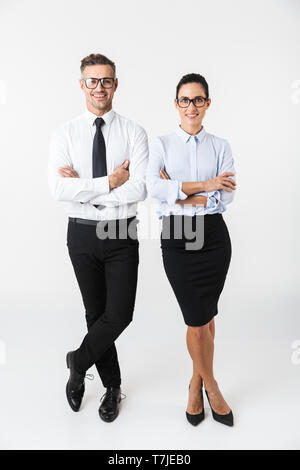 Toute la longueur d'un certain collègues couple wearing vêtements habillés isolés sur fond blanc, les bras croisés Banque D'Images