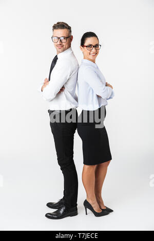Toute la longueur d'un certain collègues couple wearing vêtements habillés isolés sur fond blanc, les bras croisés Banque D'Images