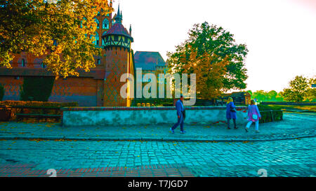 Street dans la vieille ville : belle de l'automne dans le jardin - dans le nord de la Pologne - avec un tunnel au milieu des montagnes - avec un couloir au centre o Banque D'Images