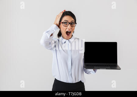 Portrait of businesswoman wearing eyeglasses excité holding silver coffre au bureau isolé sur fond blanc Banque D'Images