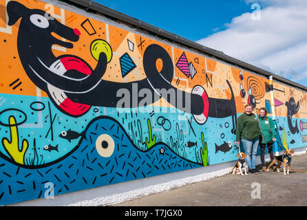 Dog & Cat Home Édimbourg dévoilement murale par le Studio N-nom avec les beagles et les membres du personnel, la promenade de Seafield, Édimbourg, Écosse, Royaume-Uni Banque D'Images