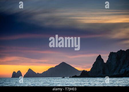 Magnifique Coucher de marins avec des montagnes silhouets. Mer au large de la côte de Cabo San Lucas. Golfe de Californie (aussi connu sous le nom de mer de Cortez Mer, o Banque D'Images