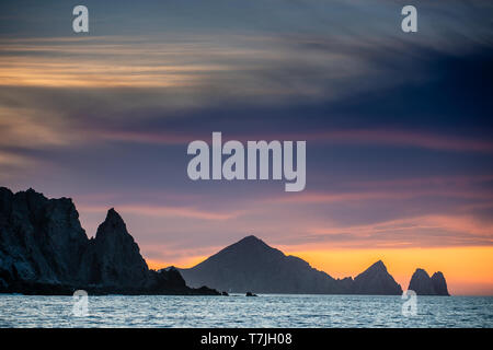 Magnifique Coucher de marins avec des montagnes silhouets. Mer au large de la côte de Cabo San Lucas. Golfe de Californie (aussi connu sous le nom de mer de Cortez Mer, o Banque D'Images