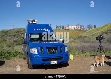 Lake Elsinore, Californie - le 22 mars 2019 : Les 5 News van, KTLA une station de télévision affiliée-CW, prépare en direct des champs de pavot Banque D'Images
