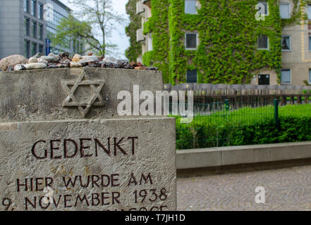 Holocaust Memorial à Leipzig, en Allemagne. Le Mémorial de la Grande Synagogue. Bronze 140 chaises sont placées là où la synagogue se trouvait autrefois. Banque D'Images