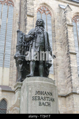 Monument du célèbre compositeur allemand Johann Sebastian Bach contre l'église St Thomas () Thomaskirche à Leipzig, en Allemagne. Banque D'Images