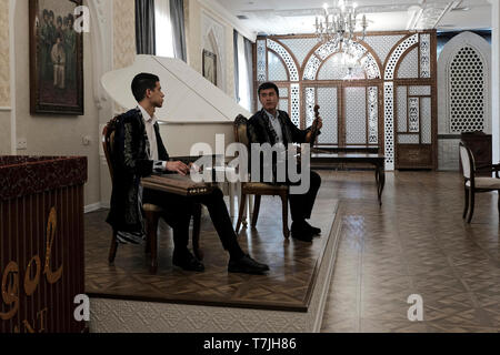 Les musiciens jouant des instruments de musique ouzbek au restaurant de Ichan Qala'un hôtel première classe dans la ville de Tachkent, capitale de l'Ouzbékistan Banque D'Images