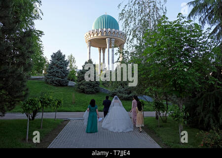 Les habitants participant à une séance de photographie pré-mariage se promènent autour du Mémorial aux victimes de la répression en Ouzbékistan situé dans le parc national Alisher Navoi dans la capitale ouzbèke de Tachkent Banque D'Images