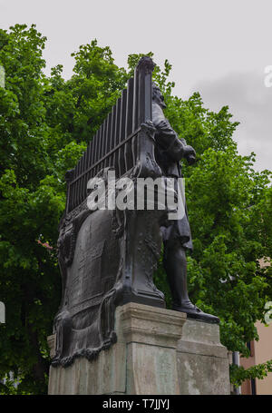 Monument du célèbre compositeur allemand Johann Sebastian Bach près de l'église St Thomas () Thomaskirche à Leipzig, en Allemagne. Vue depuis l'arrière. Banque D'Images