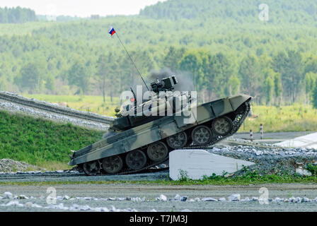 Novosibirsk, Russie - le 12 juillet. 2008 : Fédération de char de combat principal T-80 sur le terrain dans des conditions de combat. L'affichage des possibilités d'armes et de combat Banque D'Images