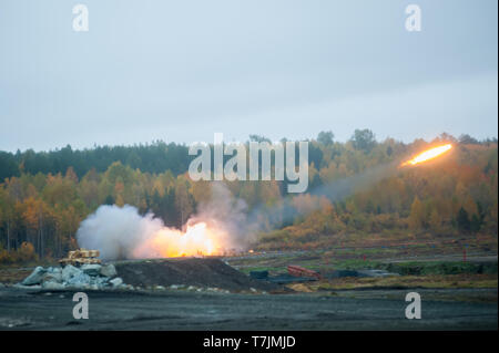 Novosibirsk, Russie - 27 septembre. 2013 : TOS-1d'un système de combats et les véhicules de ravitaillement . L'affichage des possibilités de combat d'armes et militaires Banque D'Images