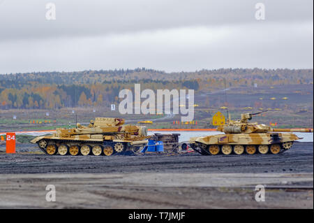 Novosibirsk, Russie - 27 septembre. 2013 : Véhicule blindé de dépannage BREM-1M évacue t-90S réservoir sur la plage d'exposition. RAE-2013 exposition Banque D'Images