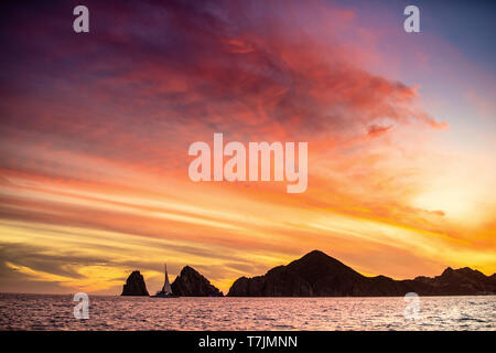 Magnifique Coucher de marins avec des montagnes silhouets. Mer au large de la côte de Cabo San Lucas. Golfe de Californie (aussi connu sous le nom de mer de Cortez Mer, o Banque D'Images