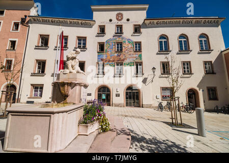 Hallein, Autriche - 12 septembre 2018 : Schoendorferplatz avec carré de ville et guerres mondiales memorial dans la vieille ville de Hallein, Autriche. Banque D'Images