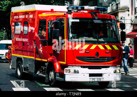 Paris France le 04 mai 2019 Vue d'un feu roulant moteur français dans la rue lors de manifestations de la Yellow Jackets contre la politique du président Mac Banque D'Images