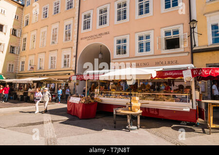 Salzbourg, Autriche - 11 septembre 2018 : à la place de l'université (Universitatsplatz) dans la vieille ville avec les échoppes de marché et les wagons Banque D'Images