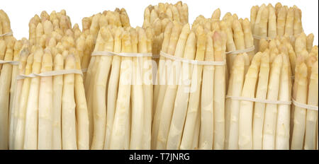 De nombreux bouquets de grandes asperges blanches mûres pour la vente à l'épicerie sur fond blanc Banque D'Images