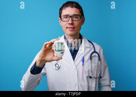 Portrait du docteur avec stéthoscope et sa main meterin glucose Banque D'Images