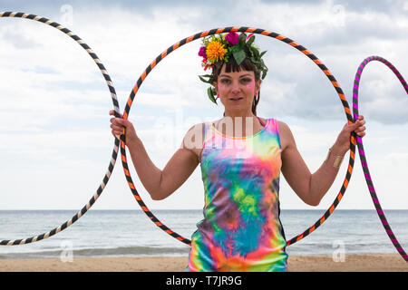 Lottie Lucid avec ses cerceaux sur la plage de Boscombe Bournemouth, Dorset, UK en mai Banque D'Images