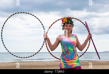 Lottie Lucid avec ses cerceaux sur la plage de Boscombe Bournemouth, Dorset, UK en mai Banque D'Images