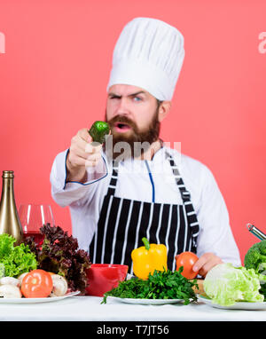 Je l'ai fait. La cuisson des aliments sains. Végétarien. Mature chef avec barbe. Les régimes et l'alimentation biologique, de vitamine. Homme barbu cuisiner dans une cuisine, culinaire. Chef de l'homme à chapeau. Recette goût secret. Banque D'Images