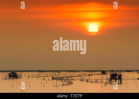 Beau soleil en été. Ciel coucher de soleil sur la mer, cabane de pêcheur et les forêts de mangrove dans la soirée. Pôle de bambou à l'autre. Broderie en bambou pour ralentir Banque D'Images