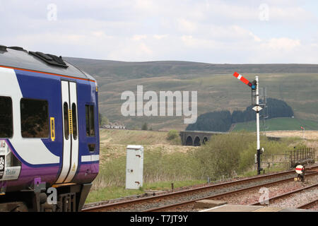 Train du Nord laissant à Garsdale station sur s'installer à Carlisle railway line signal sémaphore de passage le 30 avril 2019, Mire Dandry en viaduc vue. Banque D'Images