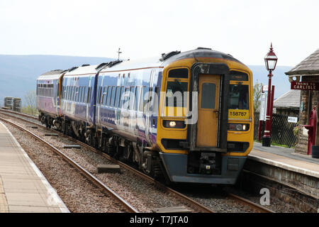 Classe Classe 158 et 153 unités sur le Nord du train arrivant en gare de Garsdale Garsdale Head on s'installer à Carlisle railway line le 30 avril 2019. Banque D'Images