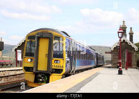 Le nord de l'exploité 158 sprinter 158 classe express 868 encore à ses vieux Scotrail livery à Garsdale sur s'installer à Carlisle railway line 30 avril 2019. Banque D'Images