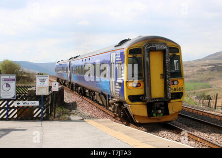 Le nord de l'exploité 158 sprinter 158 classe express 868 encore à ses vieux Scotrail livery à Garsdale sur s'installer à Carlisle railway line 30 avril 2019. Banque D'Images