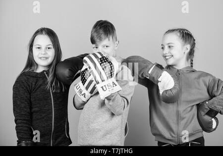 Énergie Santé perforatrice knock-out. L'activité de la petite enfance. Le succès du sport. Entraînement de l'équipe de lutte. petites filles et garçon boxer. Heureux les enfants dans des gants de boxe. Régime alimentaire de remise en forme. Avoir une petite pause. Banque D'Images