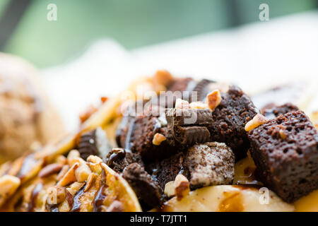 Délicieuses crêpes avec de la crème glacée au chocolat gaufre croustillante avec crème fouettée cerise brownies chocolat et amandes d'érable sur le dessus.servi des crêpes crêpes sur pl Banque D'Images