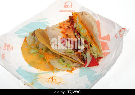 2 tacos Taco Bell sur l'emballage, 1 taco shell dur et croquant 1 chargé Nacho Taco soft shell épicée sur l'emballage Banque D'Images