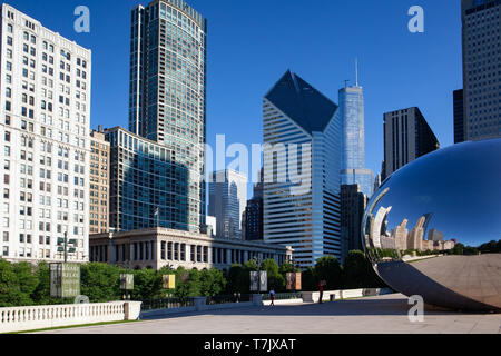 Chicago, Illinois, USA - 12 juillet 2013 : Cloud Gate est une sculpture de l'artiste britannique né en Inde Sir Anish Kapoor, qui est l'élément central d'au Banque D'Images