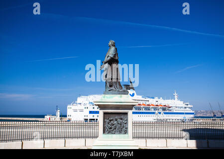 Marseille, France - le 6 mai 2011 : Statue et bateau de luxe à côté de la cathédrale de Marseille. C'est une cathédrale catholique romaine, et un monument national de Fran Banque D'Images