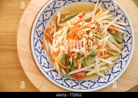 Salade de papaye verte ou Som tam en Thai street food Banque D'Images